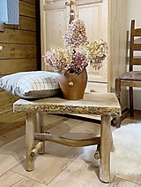 drevený stolček užitočný aj dekoračný