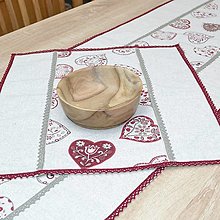 Úžitkový textil - FANNY - maľované srdiečka na prírodnom podklade - obrus štvorec 40x40 - 15501559_