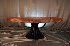 Nábytok - Orechový konferenčný stôl s rebrovanou nohou - 15502408_