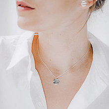 Náhrdelníky - náhrdelník STUHA medailón (medailón veľkosti S, retiazka 45-50cm) - 15505910_