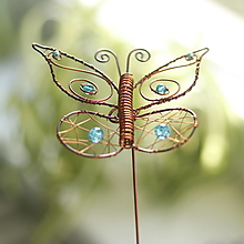 Dekorácie - motýľ letí- zápich  (z medeného drôtu) - 15506645_