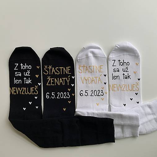 Maľované ponožky k výročiu/svadbe “z toho už nevyzuješ / (ješ / šťastne ženatý (vydatá) + dátum (čierne + biele)")