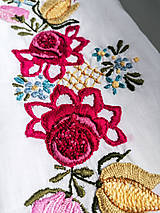 Úžitkový textil - Ručne vyšívaný obliečka na vankúš, ľudový motív - 15508937_