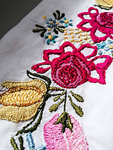 Úžitkový textil - Ručne vyšívaný obliečka na vankúš, ľudový motív - 15508938_