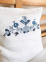 Úžitkový textil - Ručne vyšívaný obliečka na vankúš, ľudový motív, modrý - 15508996_
