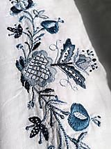 Úžitkový textil - Ručne vyšívaný obliečka na vankúš, ľudový motív, modrý - 15508997_