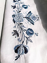Úžitkový textil - Ručne vyšívaný obliečka na vankúš, ľudový motív, modrý - 15508998_