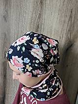 Detské čiapky - set čiapka + nákrčník kvety na tmavomodrej - 15507552_