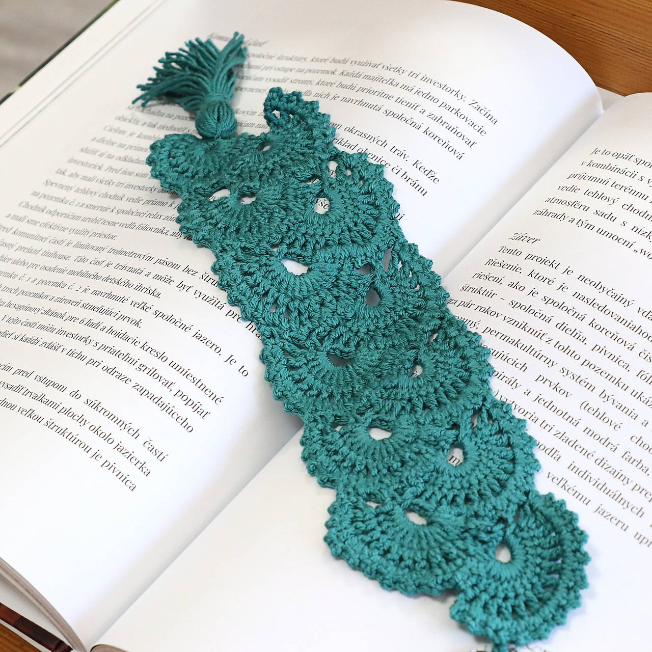Háčkovaná záložka do knihy zelená