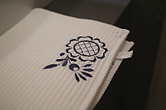 Úžitkový textil - Vyšívaný WAFLE bavlnený uterák KVET - 15513782_