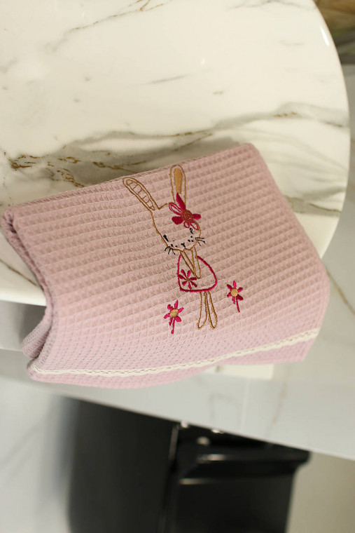 Úžitkový textil - Vyšívaný WAFLE bavlnený detský uterák ZAJKO - 15512594_