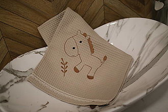 Úžitkový textil - Vyšívaný WAFLE bavlnený detský uterák SOMÁRIK - 15513536_