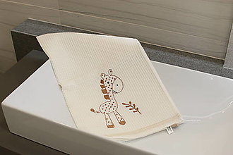 Úžitkový textil - Vyšívaný WAFLE bavlnený detský uterák ŽIRAFKA - 15513756_