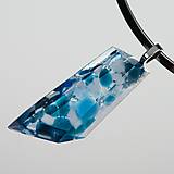 Náhrdelníky - Luxusný brúsený sklenený šperk modrobiely PRV0809 - 15514420_