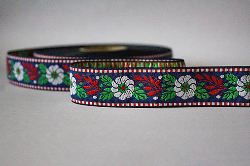 Galantéria - Vyšívaná krojová stuha modrá biely kvietok - 2,5 cm - 15518376_
