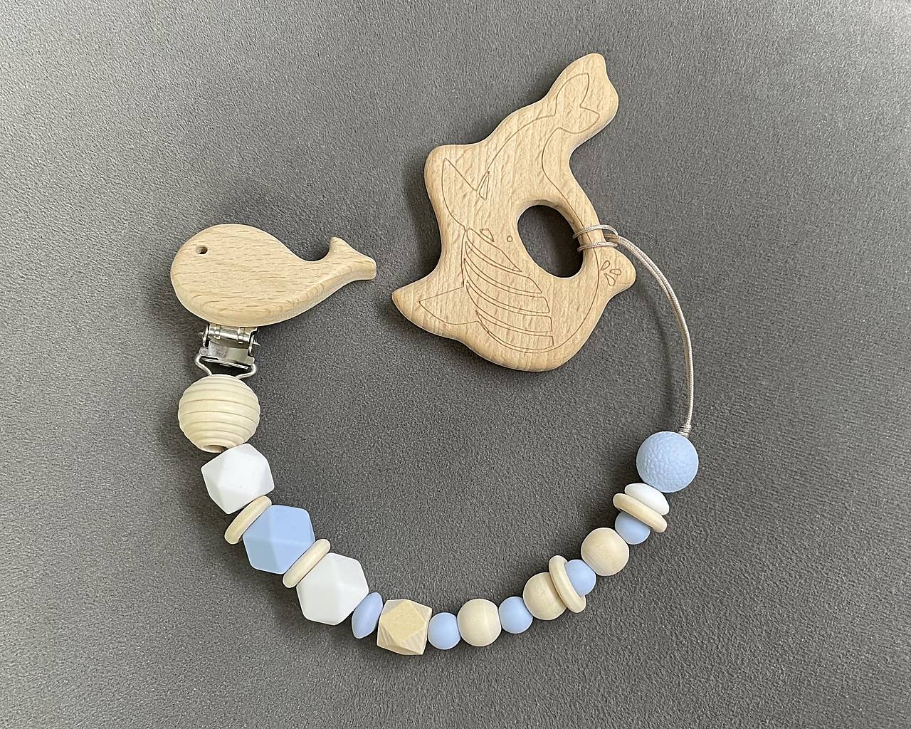 Set - retiazka na cumlík/dudlík alebo hryzadlo “Veľryba” + drevené hryzadlo veľryba