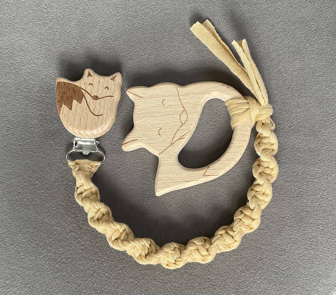 Pletená retiazka na cumlík/dudlík alebo hryzadlo “Líštička” + drevené hryzadlo líštička