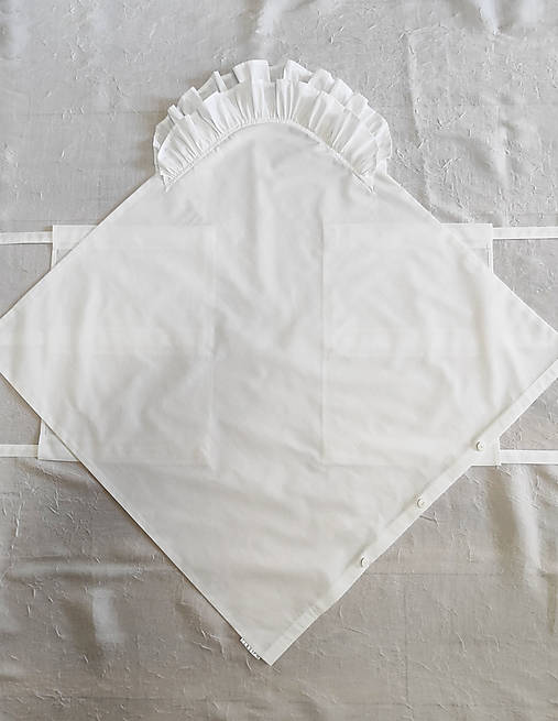 Detský textil - Biela šnurovacia zavinovačka s dvomi volánmi vhodná na každý deň - A2 (Obliečka) - 15520775_