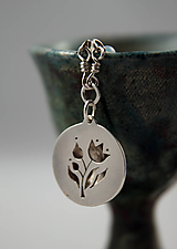 Strieborný náhrdelník s dutým kvetinovým príveskom