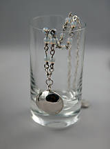Náhrdelníky - Strieborný náhrdelník s dutým kvetinovým príveskom - 15526475_