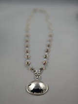 Náhrdelníky - Strieborný náhrdelník s dutým kvetinovým príveskom - 15526476_