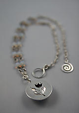 Náhrdelníky - Strieborný náhrdelník s dutým kvetinovým príveskom - 15526479_