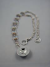 Náhrdelníky - Strieborný náhrdelník s dutým kvetinovým príveskom - 15526480_