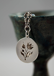 Náhrdelníky - Strieborný náhrdelník s dutým kvetinovým príveskom - 15526473_
