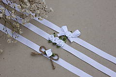 Darčeky pre svadobčanov - Biele náramky pre družičky s bielou ružičkou - 15525256_