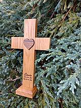 Dekorácie - Drevený kríž ku krstu dubový na podstavci-Srdiečko orechové+pálenie ku krstu - 15524490_