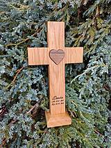 Dekorácie - Drevený kríž ku krstu dubový na podstavci-Srdiečko orechové+pálenie ku krstu - 15524492_