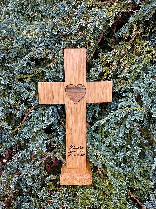 Drevený kríž ku krstu dubový na podstavci-Srdiečko orechové+pálenie ku krstu