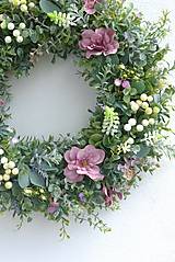 Dekorácie - Veniec eukalyptový so staroružovými fialami (priemer cca 40 cm) - 15526266_