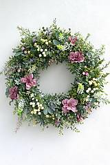 Dekorácie - Veniec eukalyptový so staroružovými fialami (priemer cca 40 cm) - 15526268_