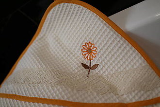 Úžitkový textil - Vyšívaná WAFLE bavlnená detská osuška KVIETOK - 15526462_
