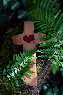 Dekorácie - Krížik z hruškového dreva s fosforovými kryštálmi - 15529234_