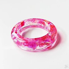 Prstene - Živicový prsteň s červeno-ružovými holografickými trblietkami - 15531366_