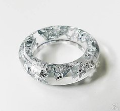 Prstene - Živicový prsteň so striebornými kovovými fóliami - 15534089_