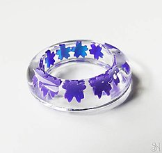Prstene - Živicový prsteň s fialovými kvetinovými flitrami - 15534093_