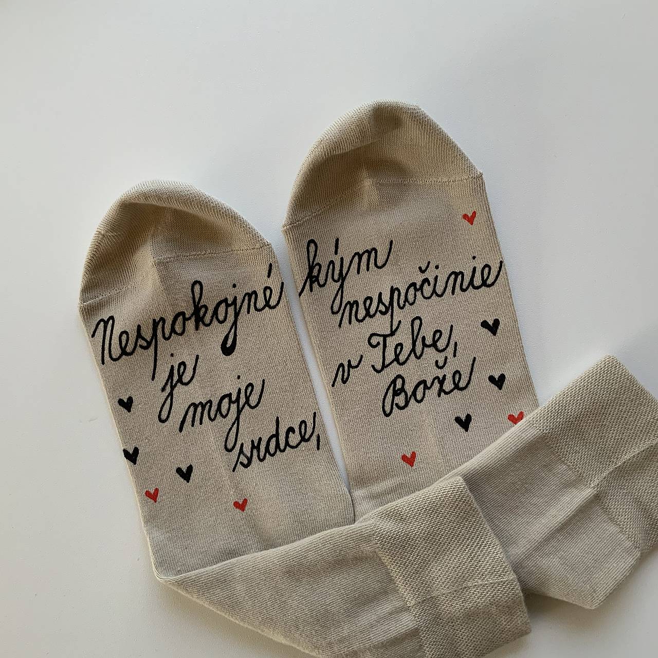 Motivačné maľované ponožky s nápisom: (” “Nespokojné je moje srdce, kým nespočinie v Tebe, Bože”)