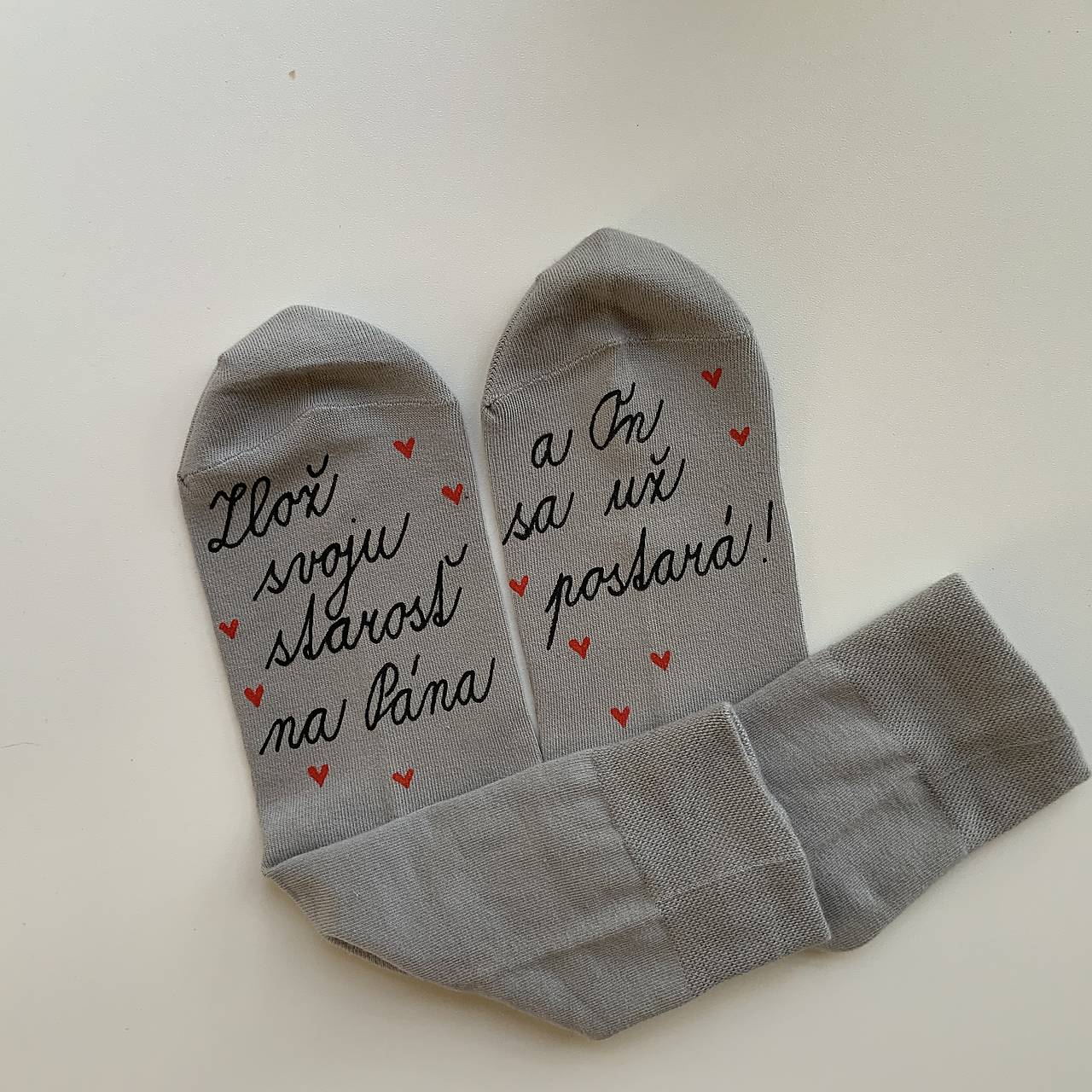 Motivačné maľované ponožky s nápisom: (“Zlož svoju starosť na Pána a On sa už postará!”)