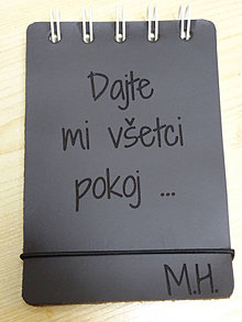 Papiernictvo - Mini kožený zápisník s gravírovaním: s venovaním, s textom-vlastný text/logo/iniciály - 15534580_
