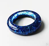 Prstene - Živicový prsteň s modrými a čiernymi trblietkami - 15536256_