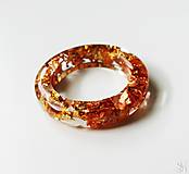 Prstene - Živicový prsteň s medenými kovovými fóliami - 15536292_