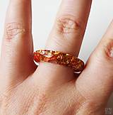 Prstene - Živicový prsteň s medenými kovovými fóliami - 15536294_
