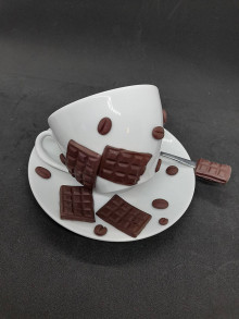 Nádoby - Ručne modelovaná šálka s čokoládou a kávovým zrnom - 15540326_