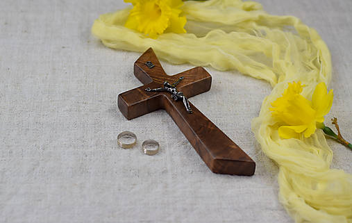  - Svadobný krížik z orechového dreva (orechový s korpusom) - 15543122_