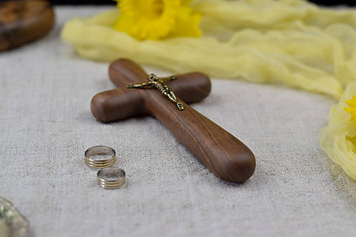 Svadobný krížik z orechového dreva (obyčajný s korpusom malý)