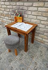 Nábytok - Malý stolík určený pre deti na kreslenie/písanie úloh - 15543140_