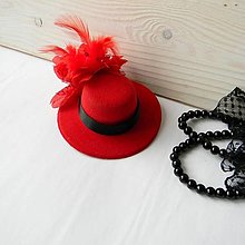 Ozdoby do vlasov - Gotický červeno-čierny klobúčik mini - 15548275_